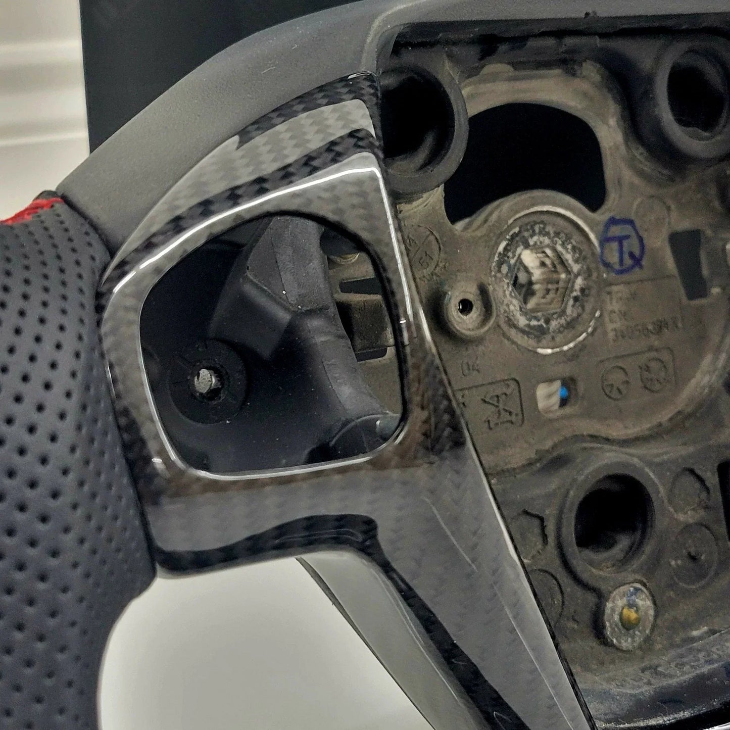 FordFiestaCustomCarbonFibreSteeringWheelRedEditionOneHoleMK7MK7.52009-2017_8 - Car Dynamics