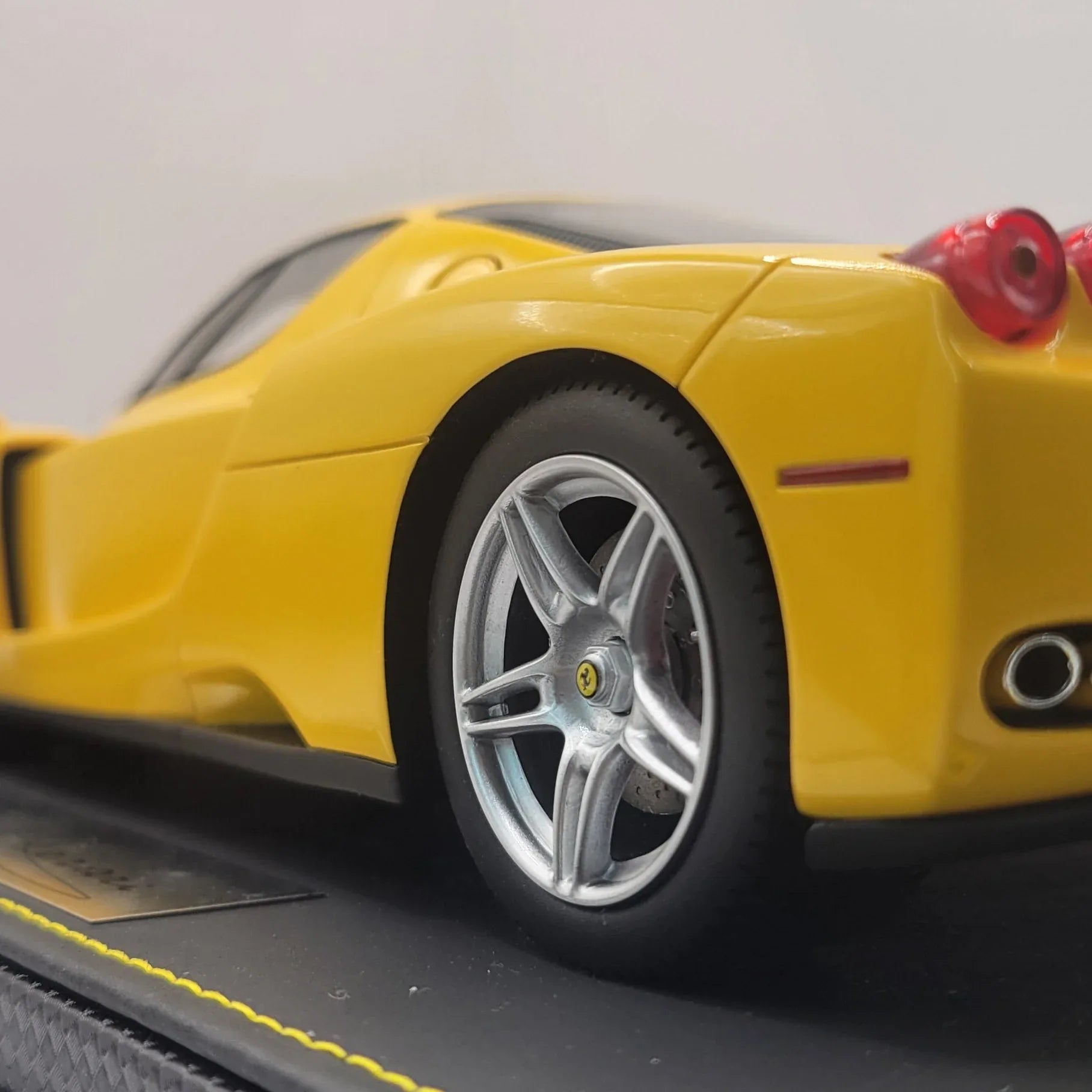 118BBRFerrariEnzo2004GialloModenaLimited60pcsBBRModelsP18134E_12 - Car Dynamics 