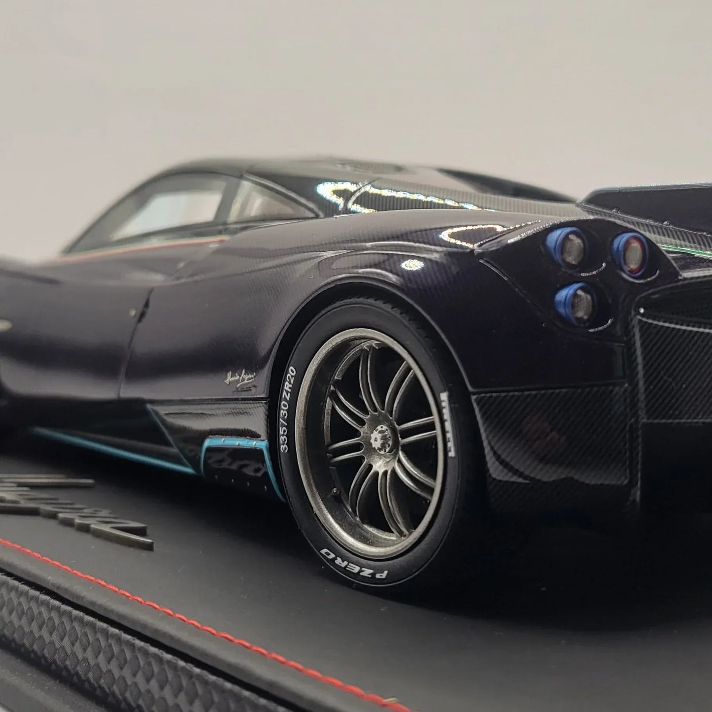 118BBRPaganiHuayraDinastia2015SpecialVersionVioletBBRModelsP1812CarD_14 - Car Dynamics 