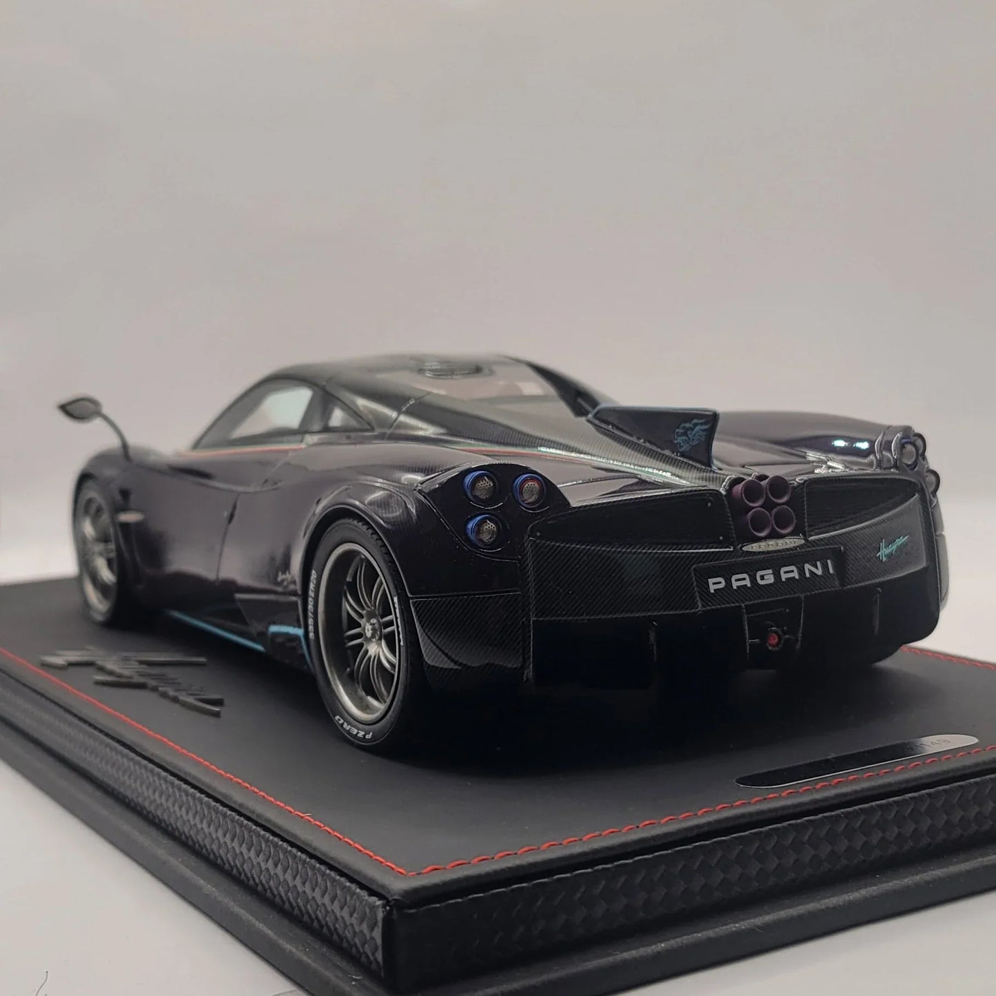 118BBRPaganiHuayraDinastia2015SpecialVersionVioletBBRModelsP1812CarD_15 - Car Dynamics 