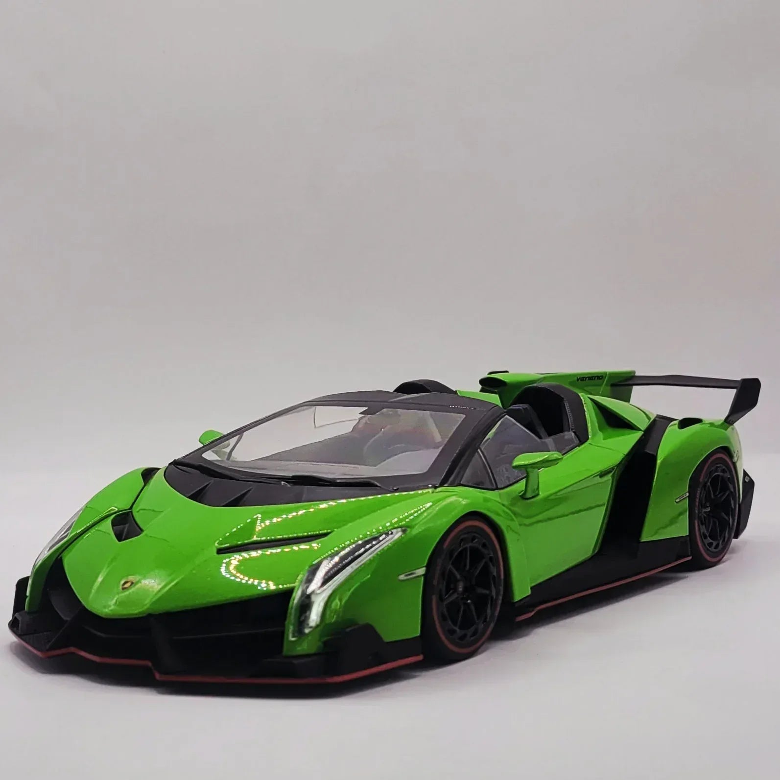 118KyoshoOUSIALamborghiniVenenoRoadsterGreenRedlineRare_2 - Car Dynamics 