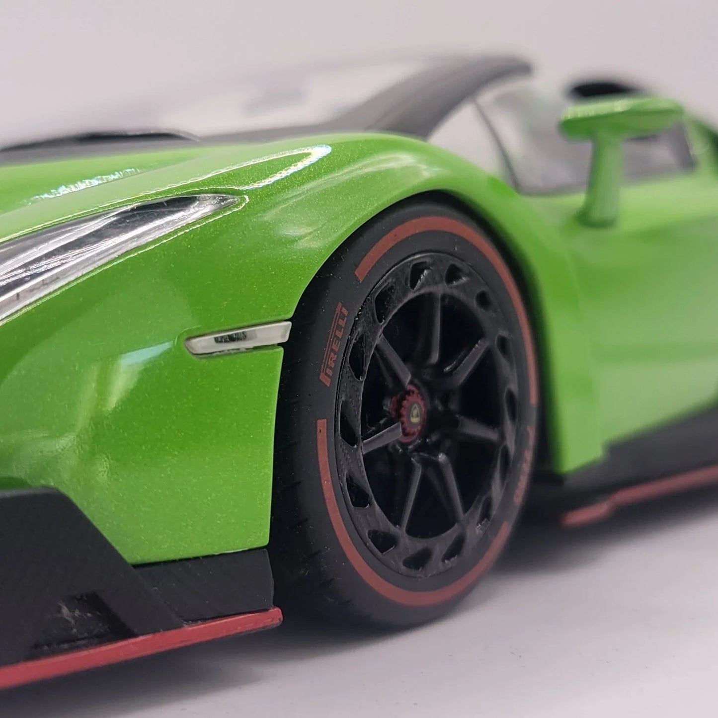 118KyoshoOUSIALamborghiniVenenoRoadsterGreenRedlineRare_4 - Car Dynamics 