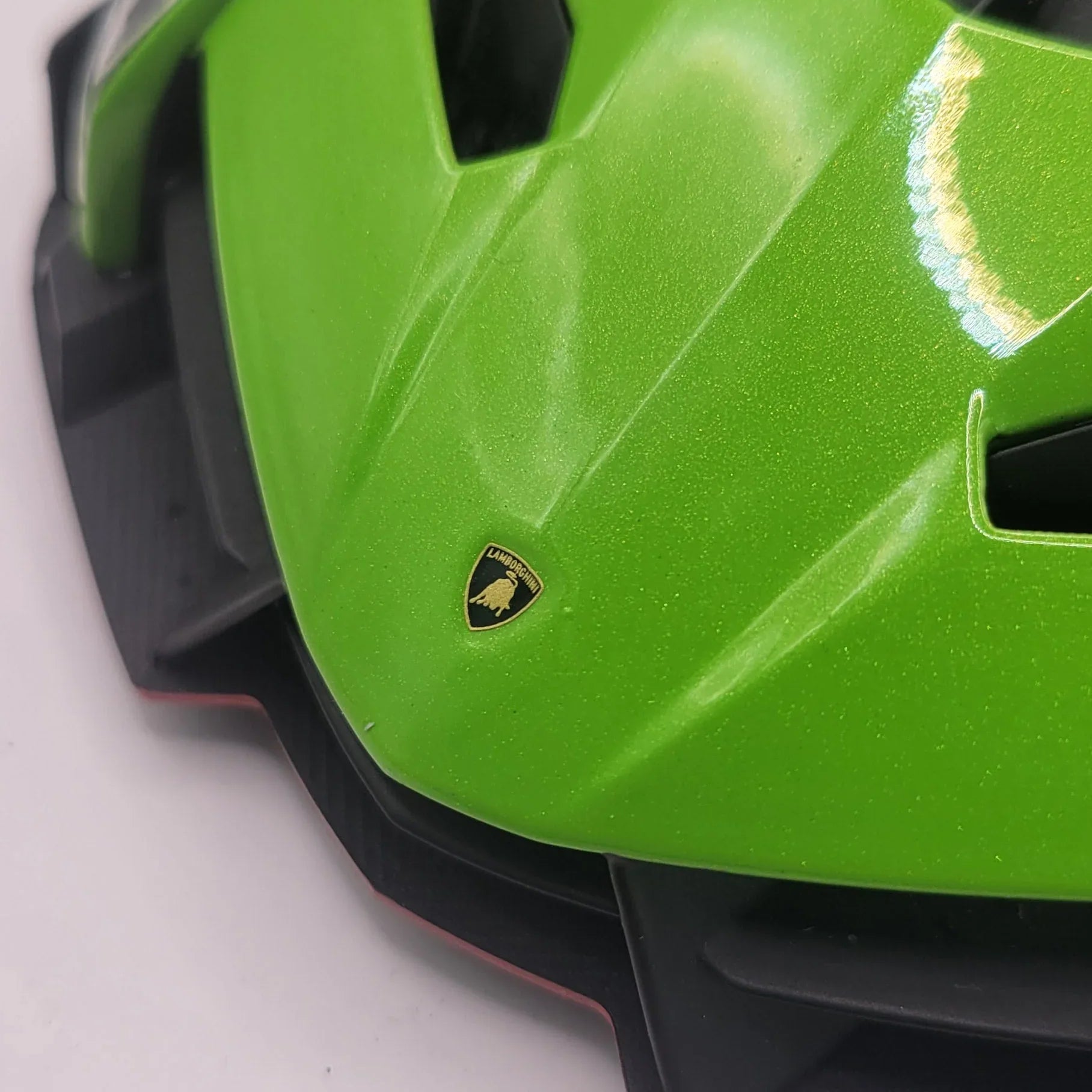 118KyoshoOUSIALamborghiniVenenoRoadsterGreenRedlineRare_5 - Car Dynamics 