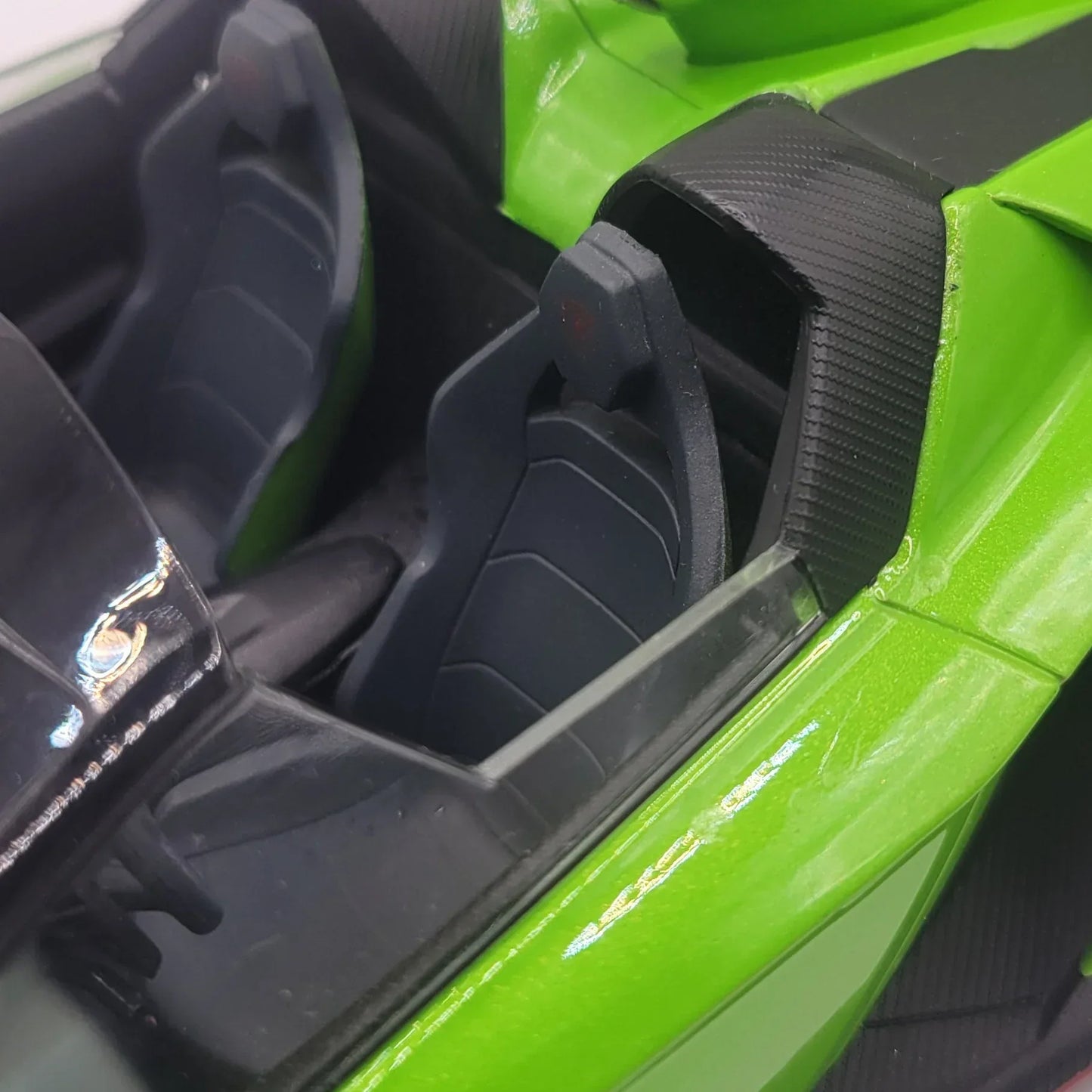 118KyoshoOUSIALamborghiniVenenoRoadsterGreenRedlineRare_6 - Car Dynamics 