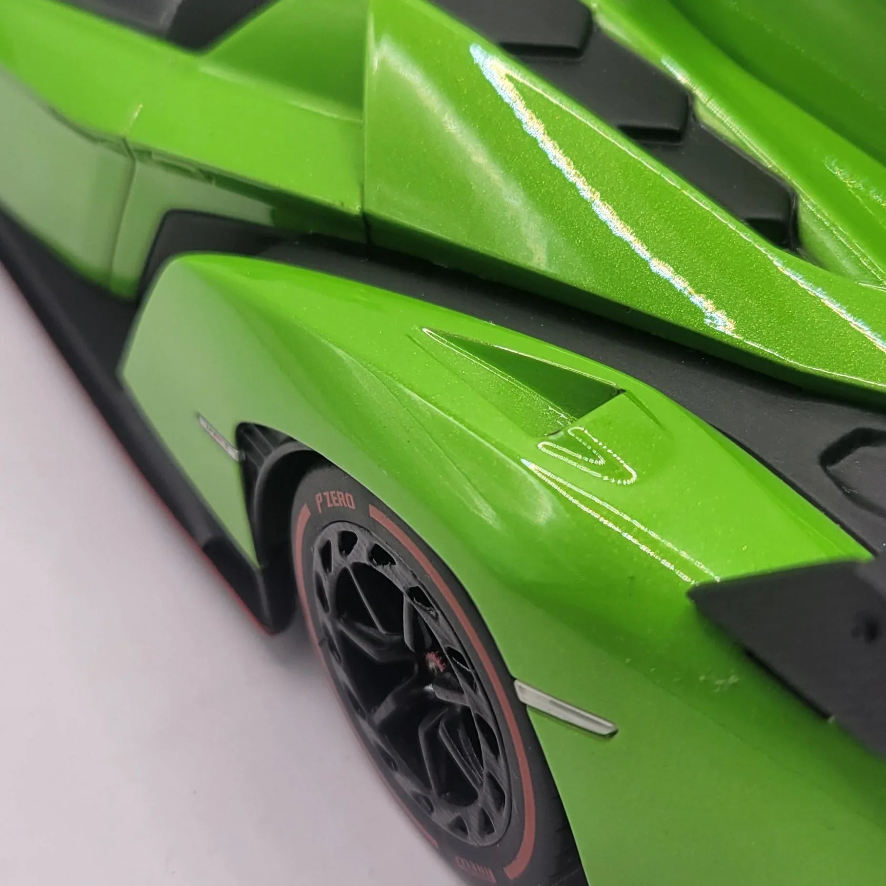 118KyoshoOUSIALamborghiniVenenoRoadsterGreenRedlineRare_7 - Car Dynamics 