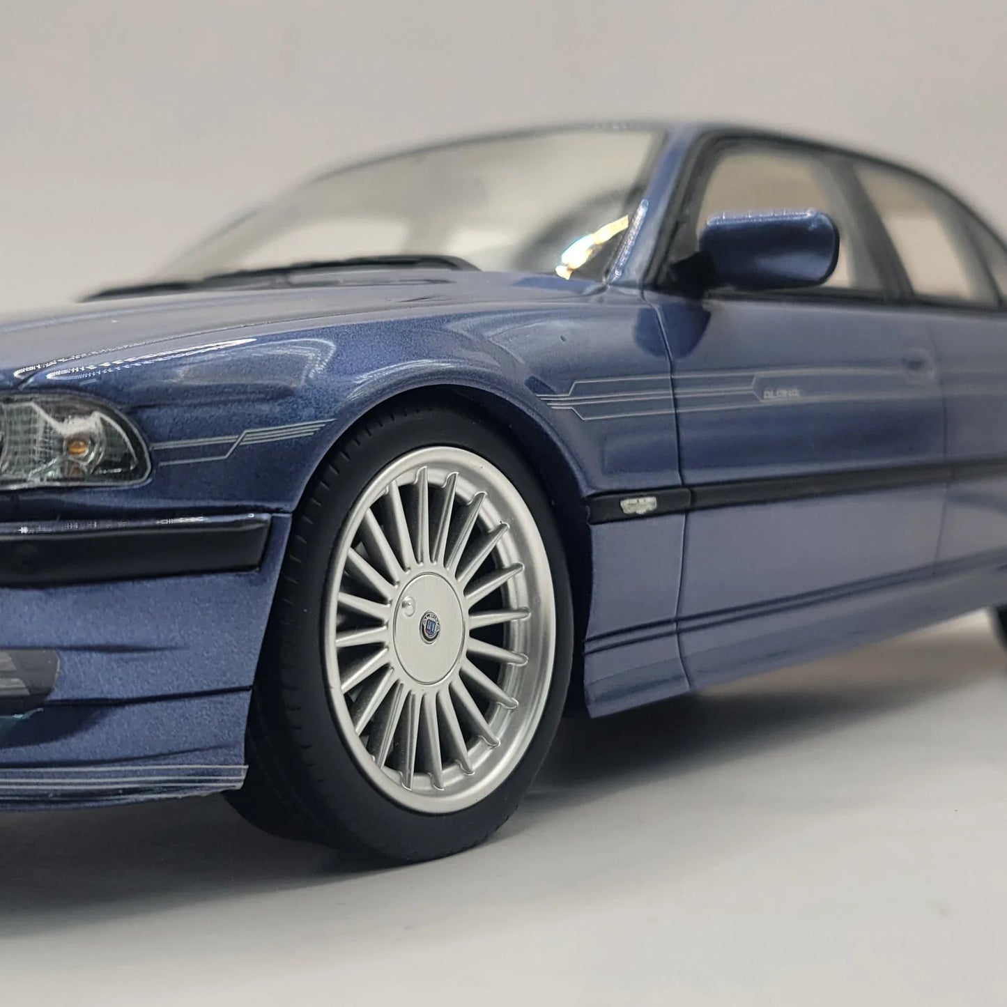 118OttoMobileBMWE38AlpinaB126.0BlueOT359_4 - Car Dynamics 