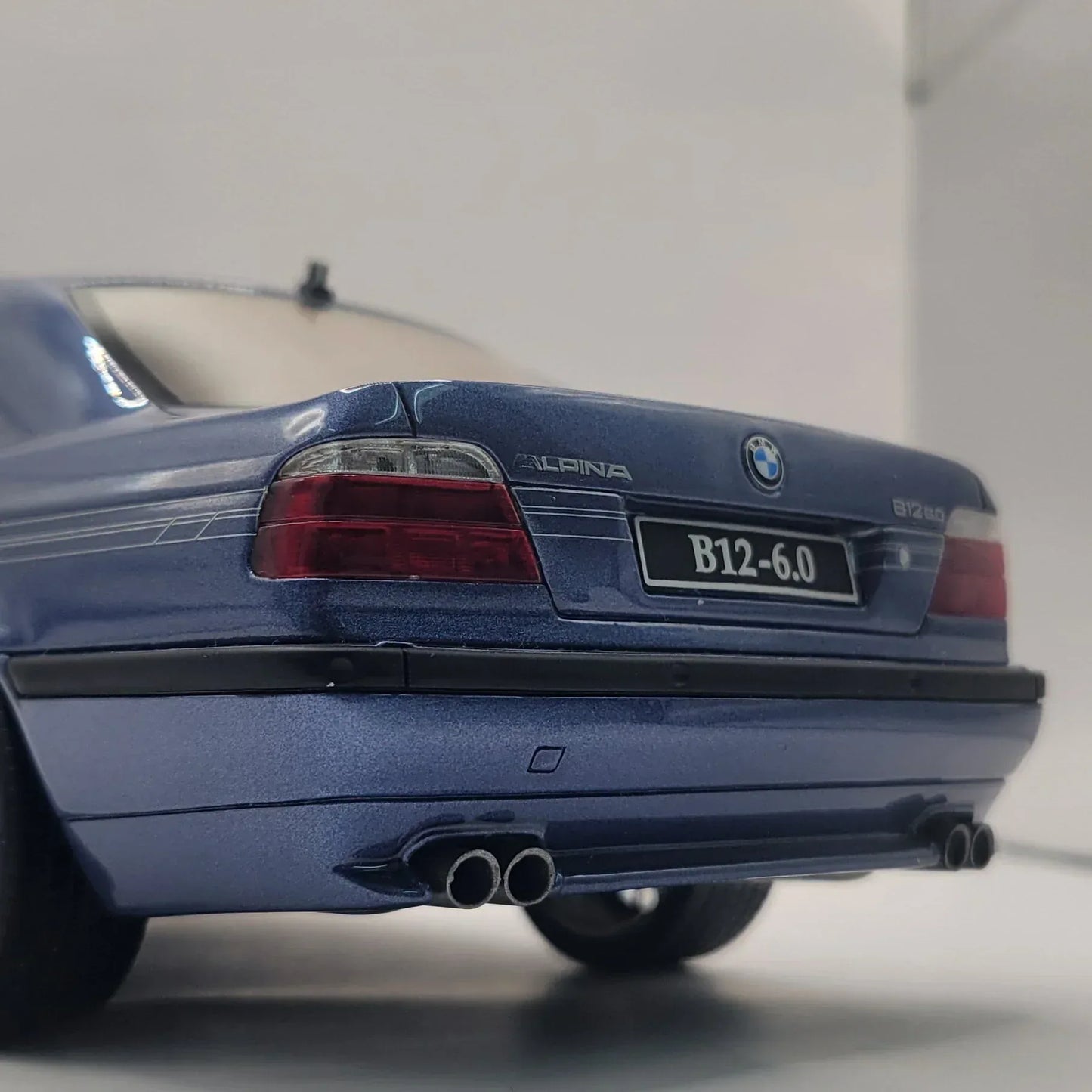118OttoMobileBMWE38AlpinaB126.0BlueOT359_7 - Car Dynamics 