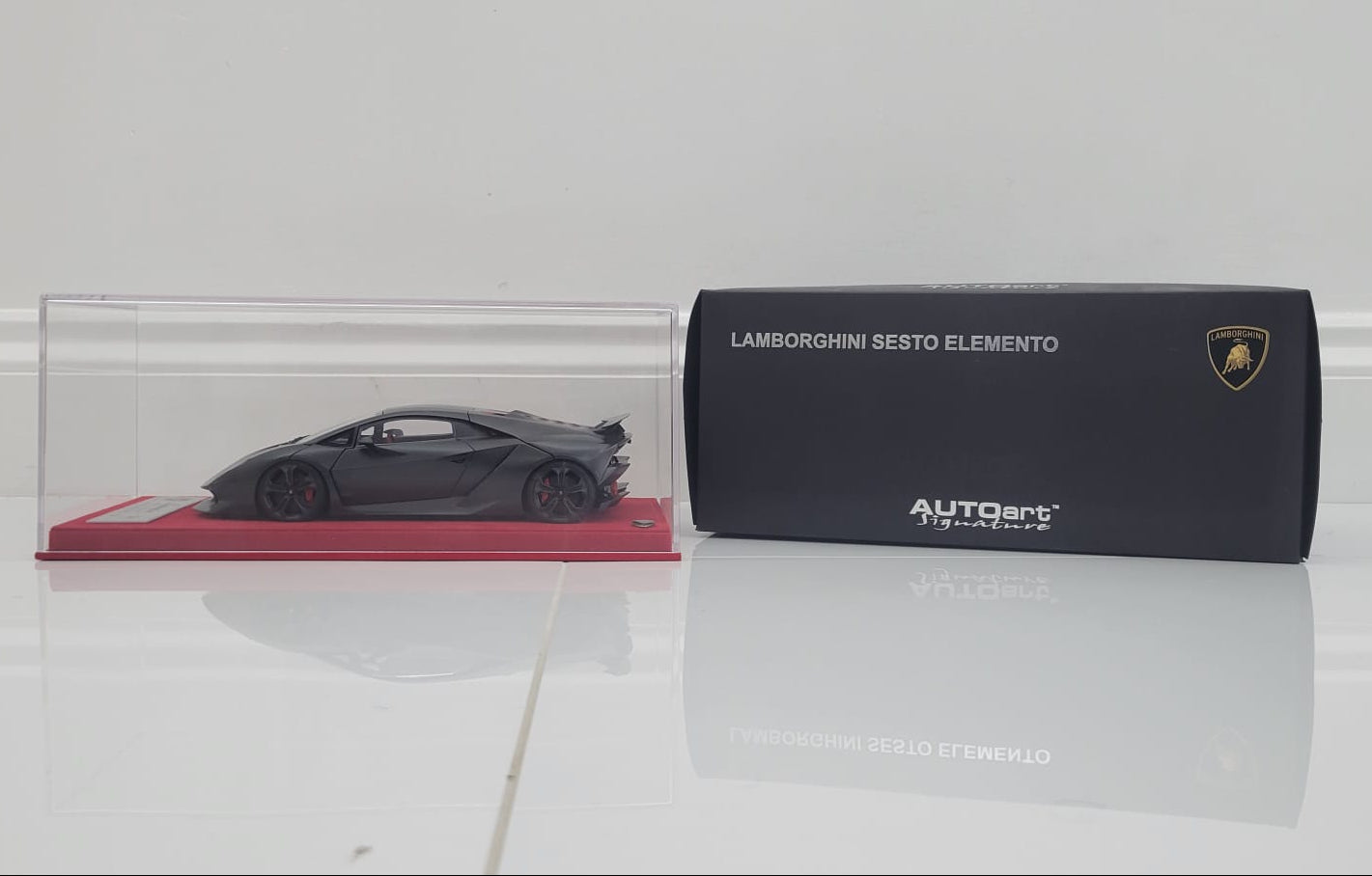AUTOart 1:18 Lamborghini Sesto Elemento ( Grey Carbon Fiber Pattern ) With Alcantara Base & Plaque | 74671