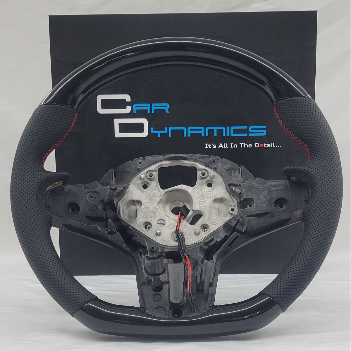 BMWG-SeriesLeather_PianoBlackSteeringWheelCarDynamics_1