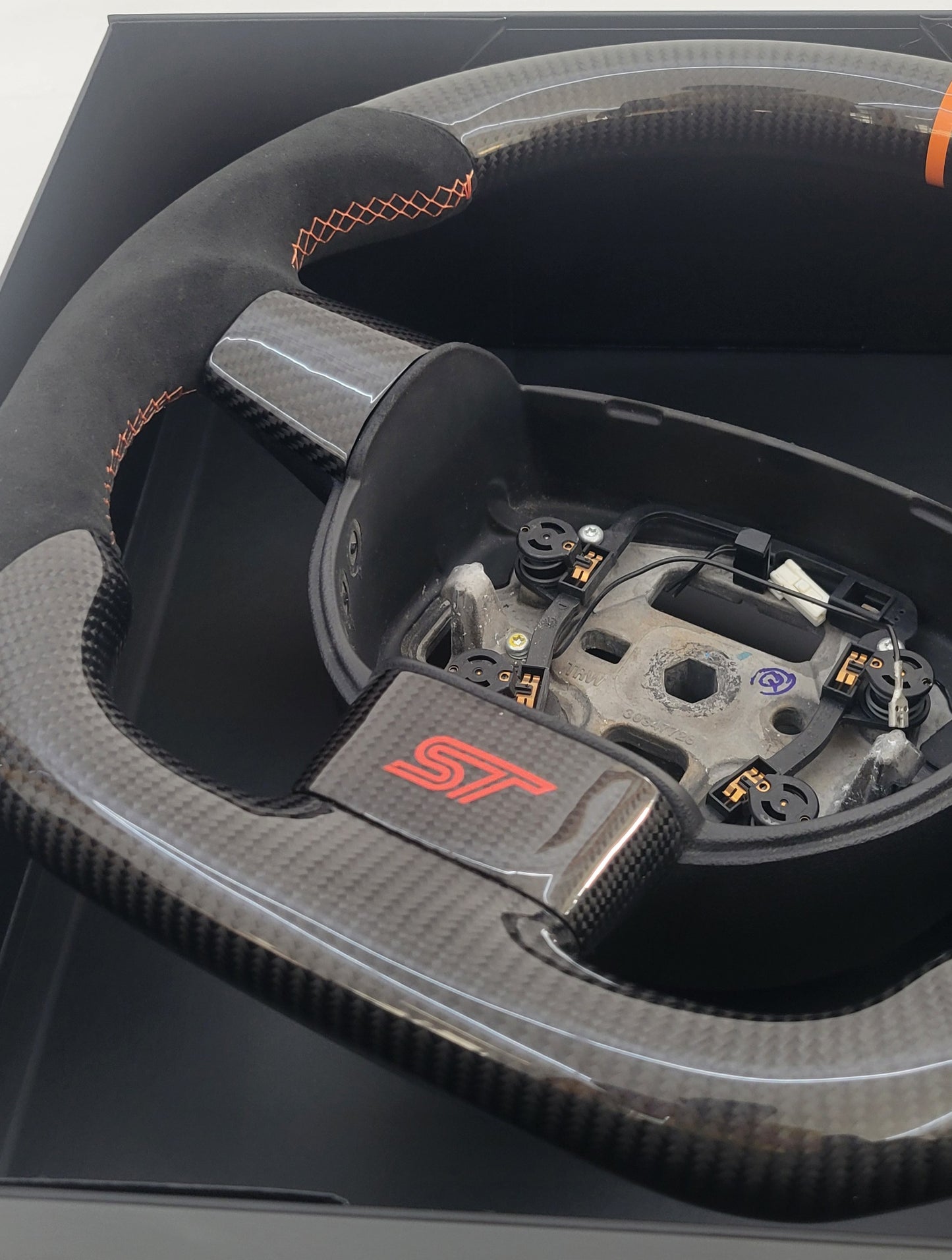 Ford Focus MK2 Carbon & Alcantara Steering Wheel | Electric Orange Edition