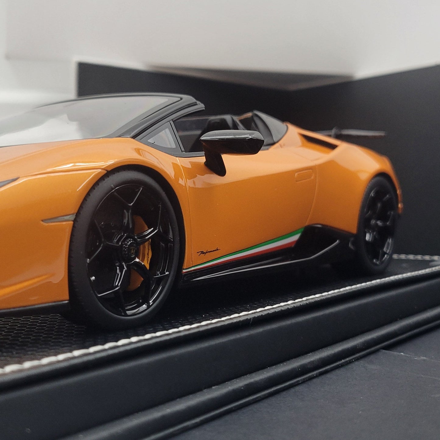 MR Collection 1:18  Lamborghini Huracan Performante Spyder | Orange