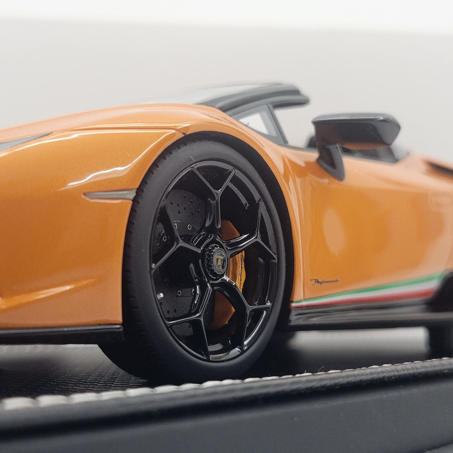 MR Collection 1:18  Lamborghini Huracan Performante Spyder | Orange