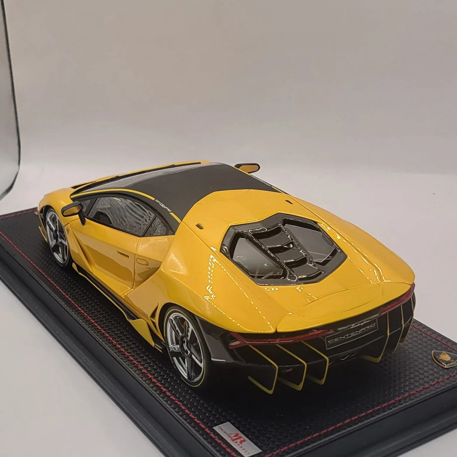 MR_Collection_118_Lamborghini_Centenario_Coupe_Giallo_Orion_Glossy_Carbon_LAMBO023MR04_Limited_Edition_0720_1 - Car Dynamics 