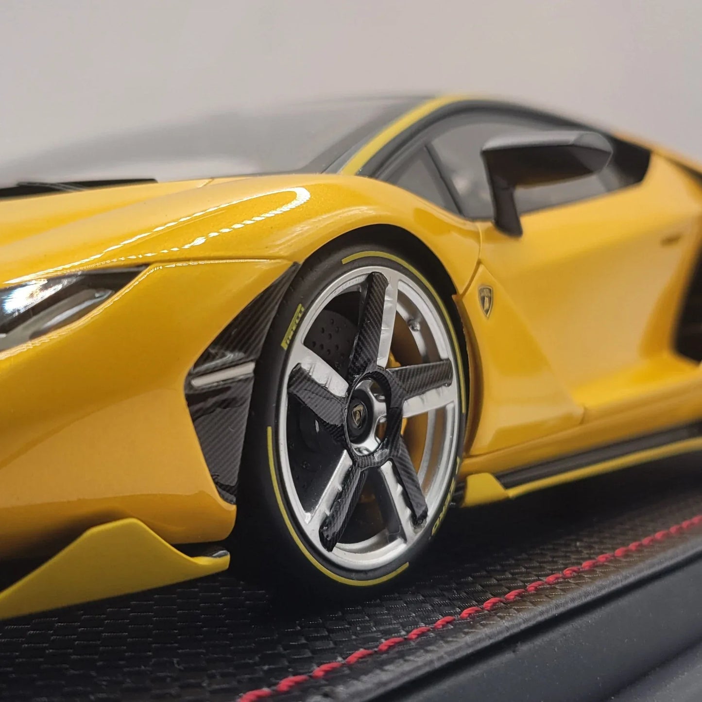 MR_Collection_118_Lamborghini_Centenario_Coupe_Giallo_Orion_Glossy_Carbon_LAMBO023MR04_Limited_Edition_0720_5 - Car Dynamics 