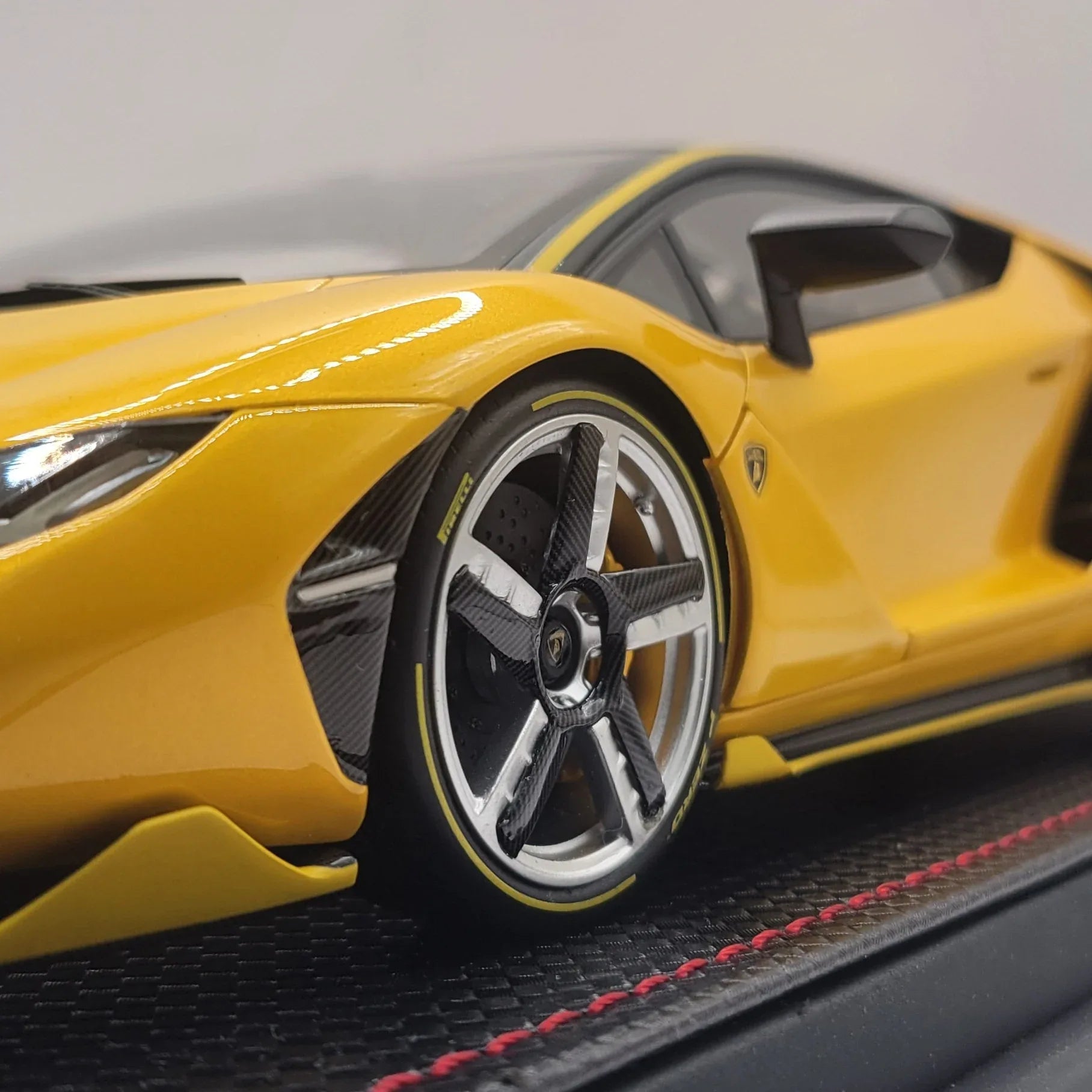 MR_Collection_118_Lamborghini_Centenario_Coupe_Giallo_Orion_Glossy_Carbon_LAMBO023MR04_Limited_Edition_0720_5 - Car Dynamics 