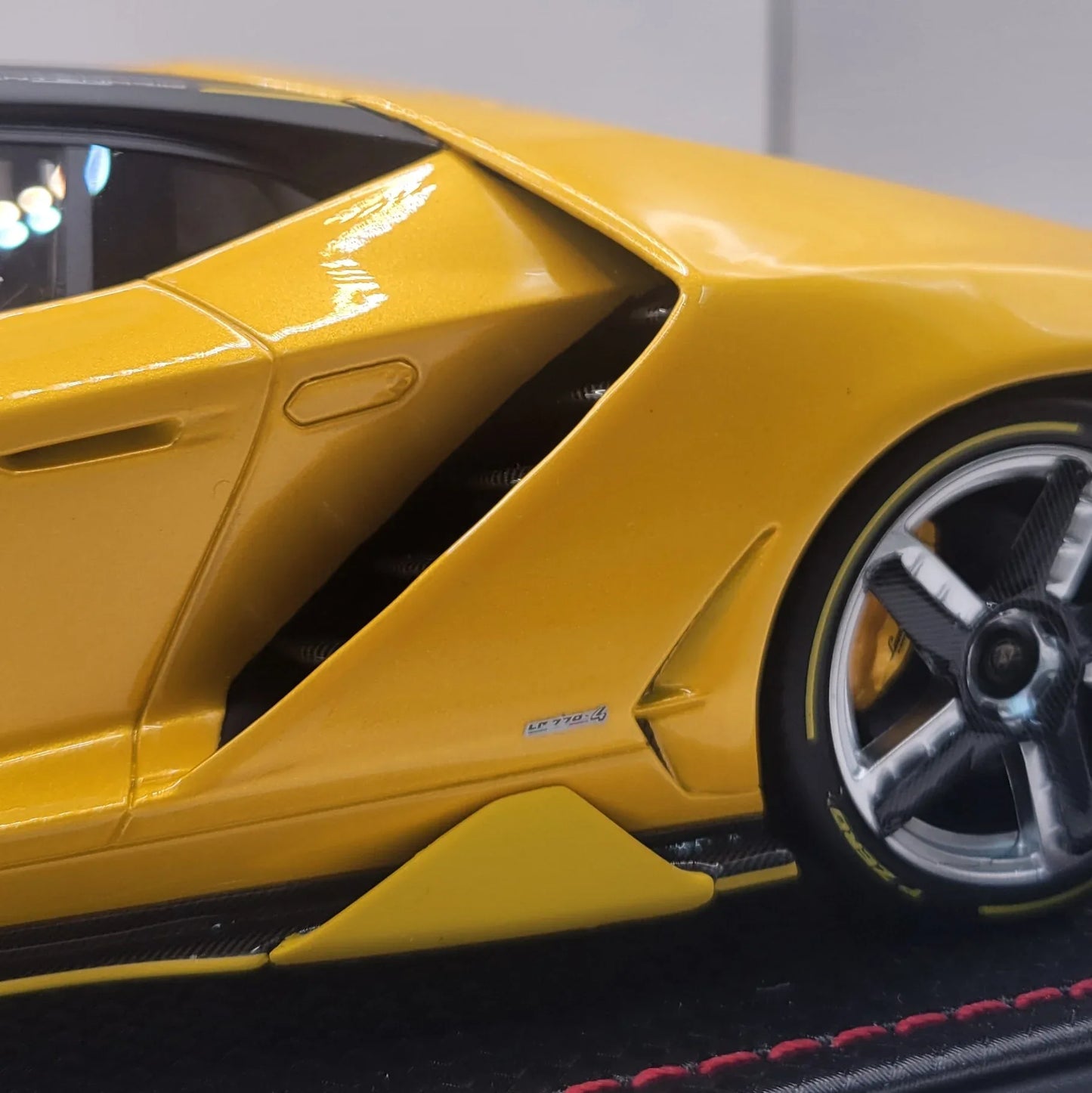 MR_Collection_118_Lamborghini_Centenario_Coupe_Giallo_Orion_Glossy_Carbon_LAMBO023MR04_Limited_Edition_0720_7 - Car Dynamics 