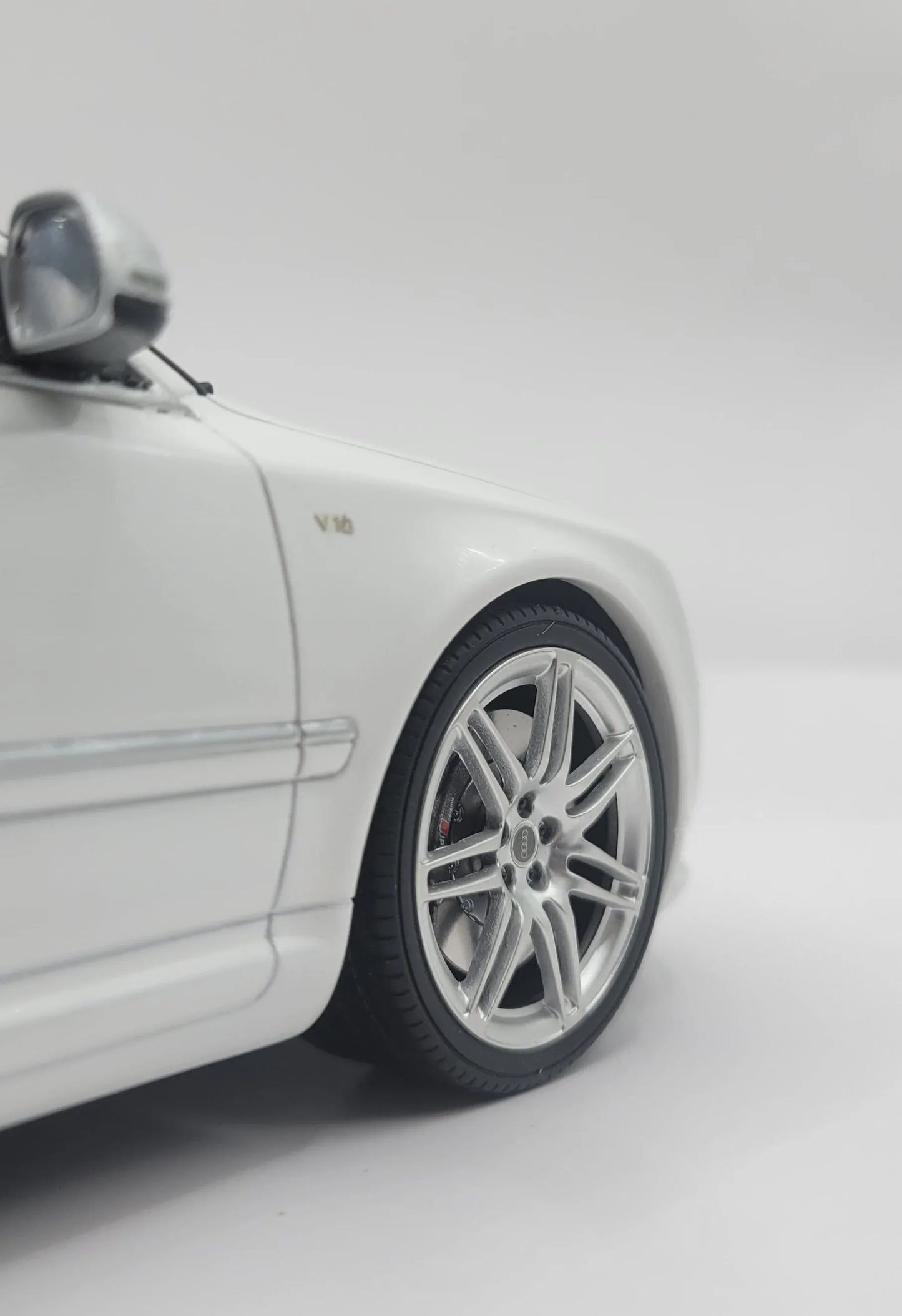 OT699-AUDIS8D35.2LV10FSISportsSedan2008Ottomobile118_4 - Car Dynamics 